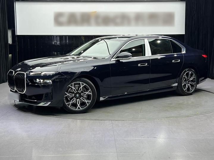 7 Series 2023 735Li Luxury