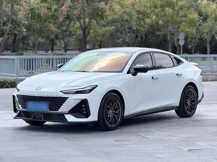 UNI-V 2023 1.5T Premium