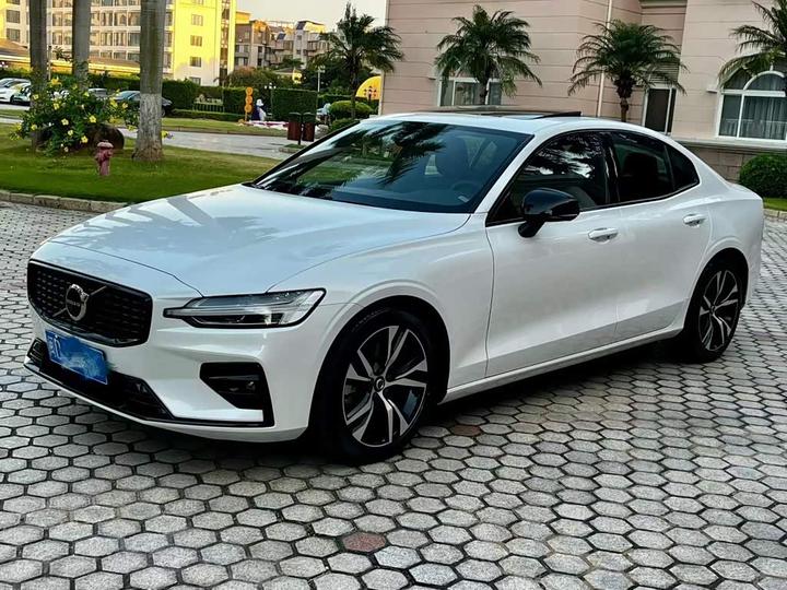 S60 2023 B5 Sport
