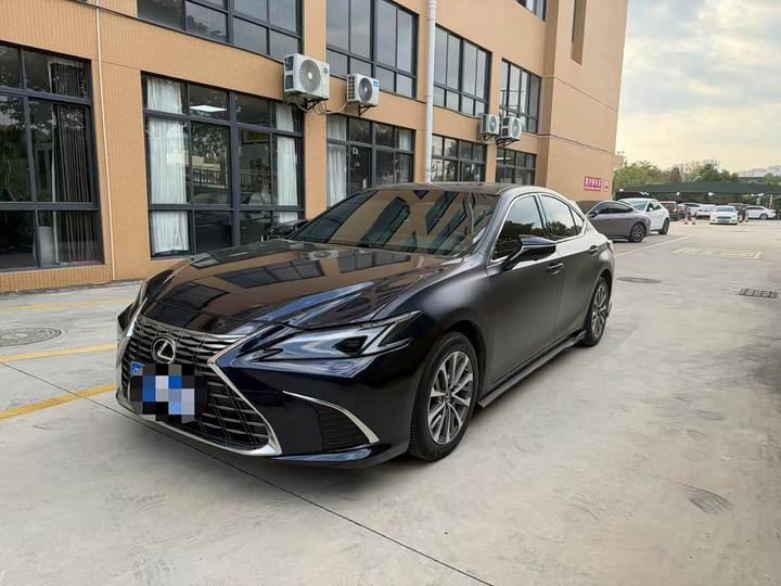 ES 2024 200 Exclusive