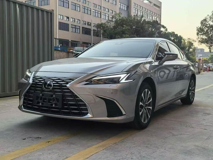 ES 2025 200 Exclusive