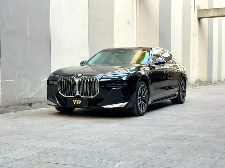 7 Series 2023 735Li M Sport Package