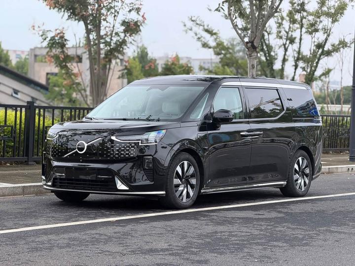 EM90 2025 Ultra 6-Seater