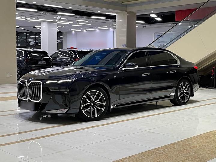 7 Series 2023 735Li M Sport Package