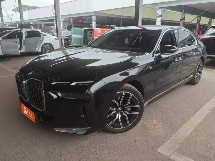 7 Series 2023 735Li M Sport Package