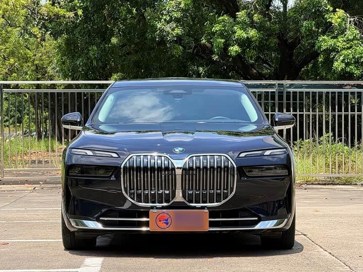 7 Series 2023 735Li Luxury