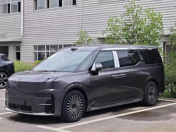 009 2024 6-Seater Executive AWD 108kWh