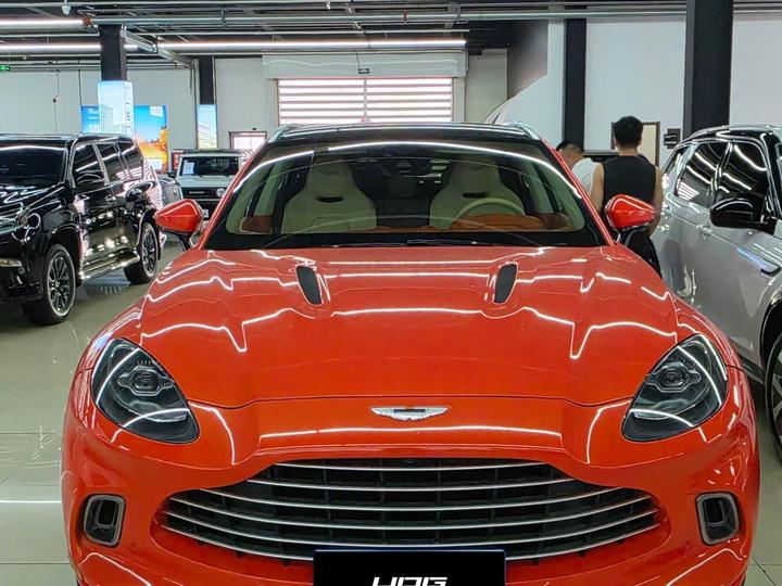 DBX 2020 4.0T V8