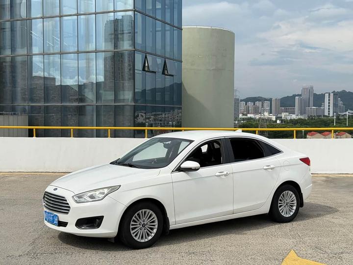 Escort 2015 1.5L MT Comfort