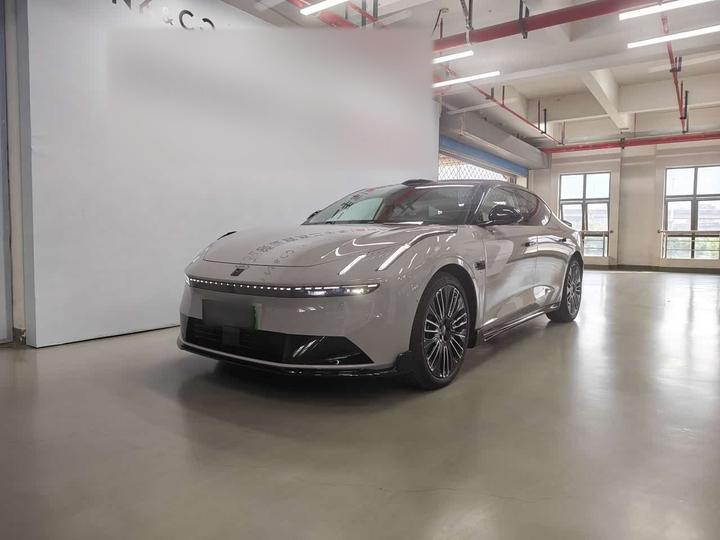 10 2025 240 AWD Ultra