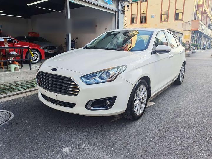 Escort 2015 1.5L AT Fashion