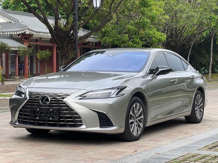 LexusES 2025 300h Exclusive