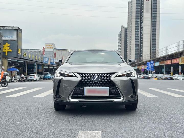 LexusUX 2020 260h