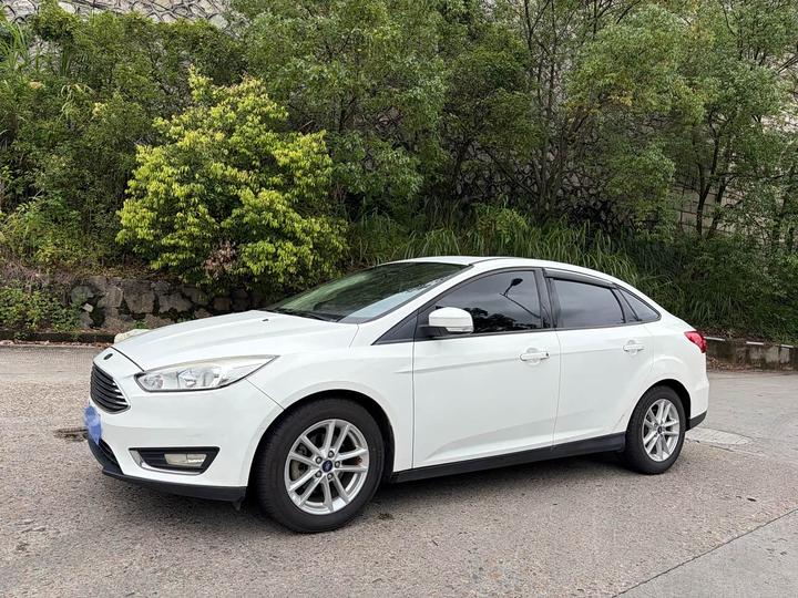 Focus 2017 Sedan 1.6L MT Fashion