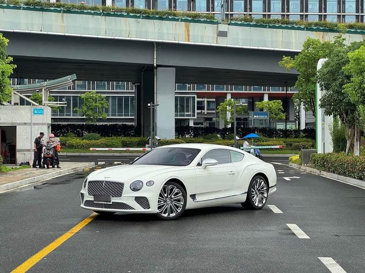 2022 4.0T GT V8 Mulliner