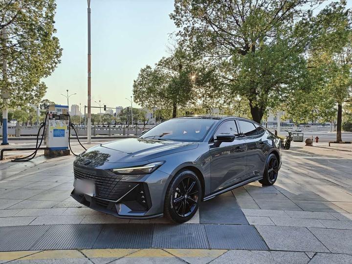 UNI-V 2023 1.5T Premium