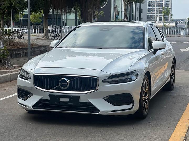 S60 2023 B4 Luxury