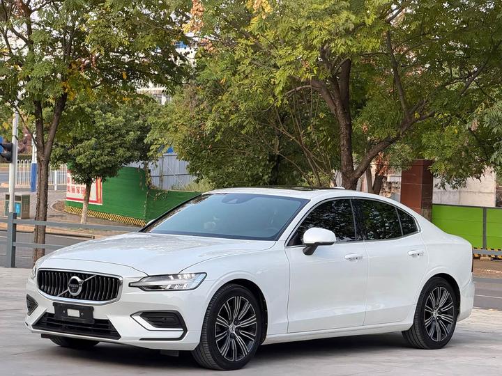 S60 2022 B4 Luxury