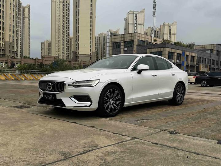 S60 2022 B4 Luxury