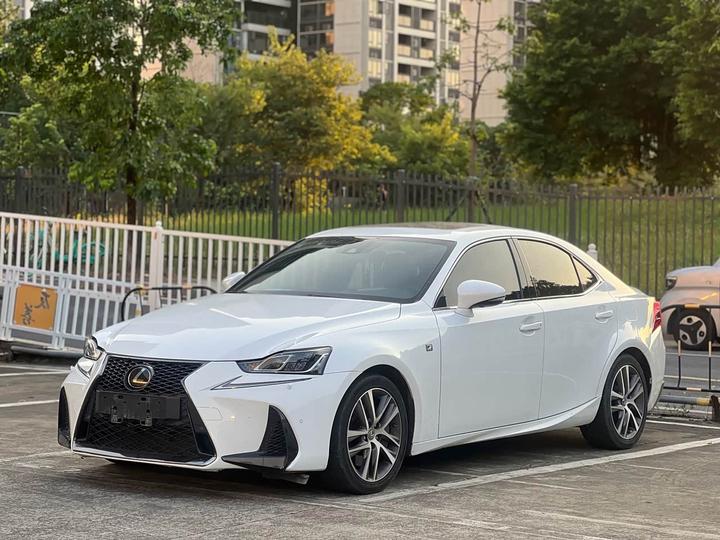 IS 2017 300 F SPORT