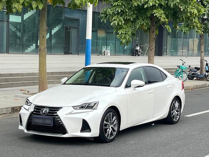 IS 2017 300 Luxury