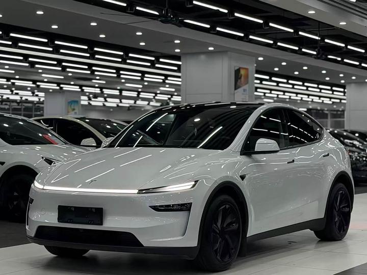 Model Y 2025 RWD