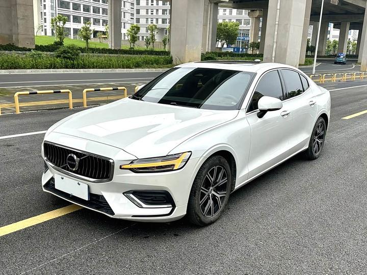 S60 2023 B4 Luxury