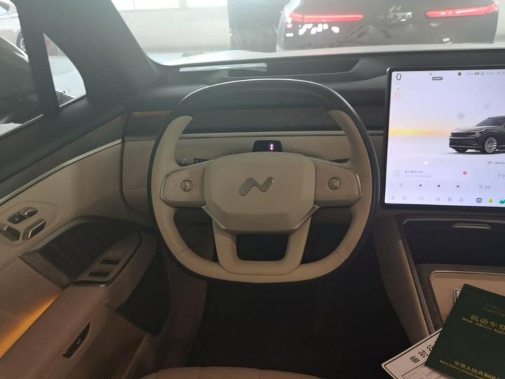 L90 2025 Ultra 6-Seater 60 photo 7