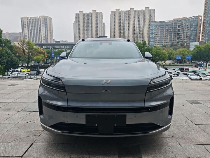 L90 2025 Ultra 6-Seater 60 photo 2