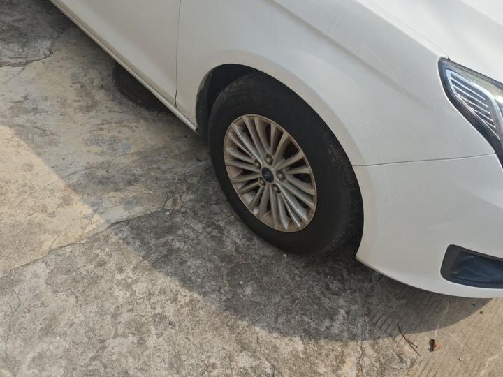 Escort 2015 1.5L AT Comfort photo 8