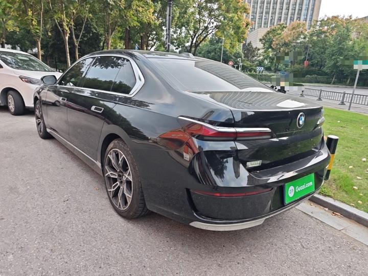 7 Series 2023 735Li Luxury photo 4