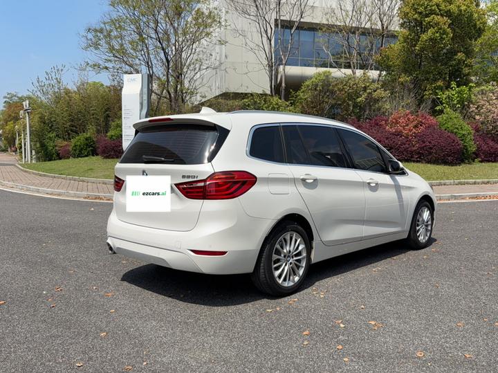2 Series Wagon 2019 220i Leading photo 4