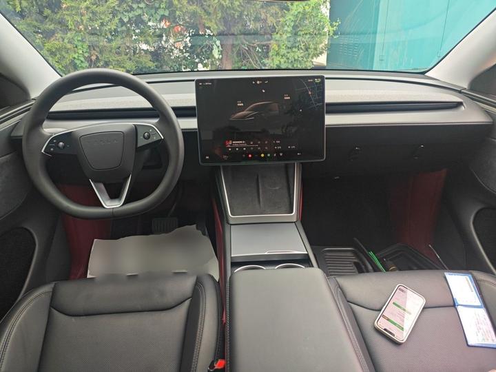 Model Y 2025 Long Range AWD Launch Edition photo 5