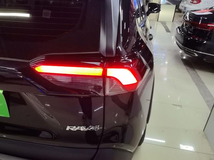 RAV4 2023 2.0L CVT RWD photo 7