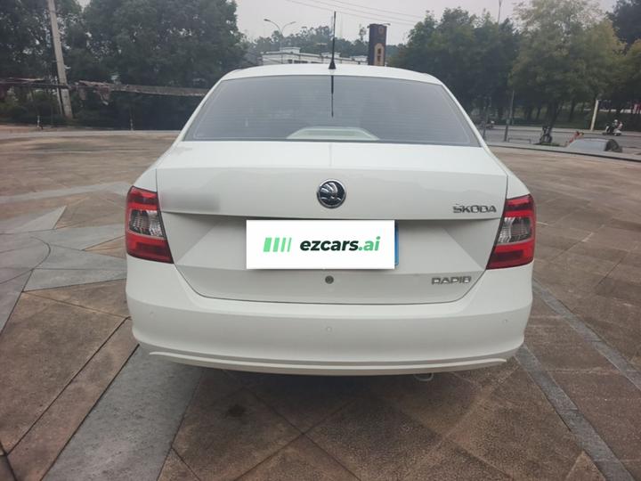 Rapid 2015 1.6L AT photo 5