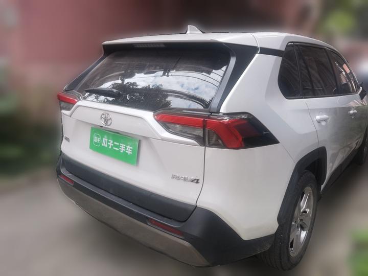 RAV4 2022 2.0L CVT RWD Plus photo 6