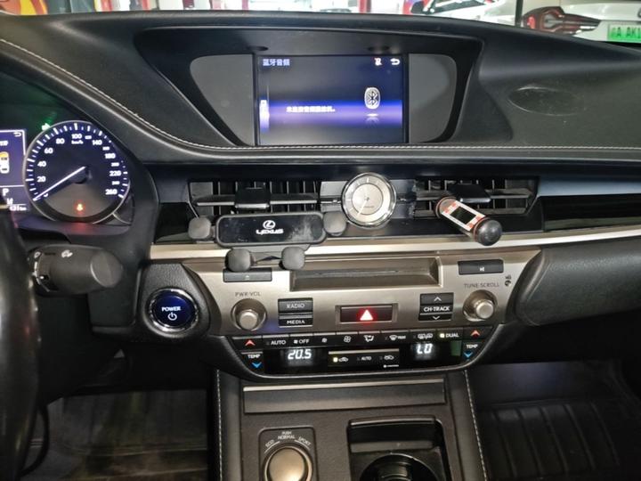 ES 2015 300h Comfort photo 8