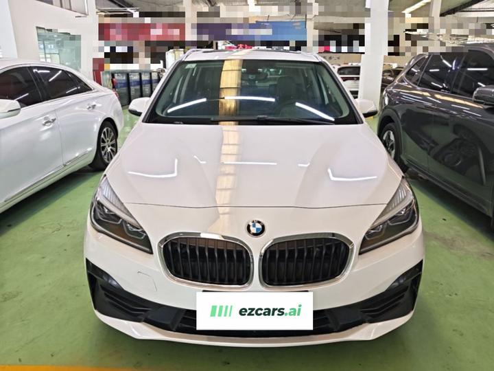 2 Series Wagon 2018 218i Leading photo 2