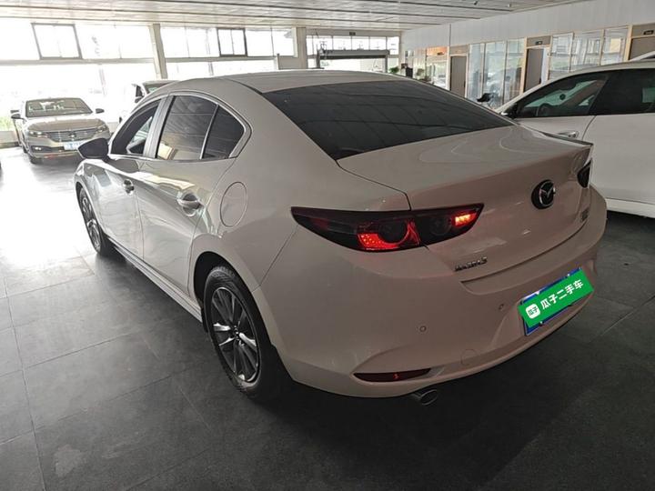 3 Axela 2023 2.0L AT photo 4