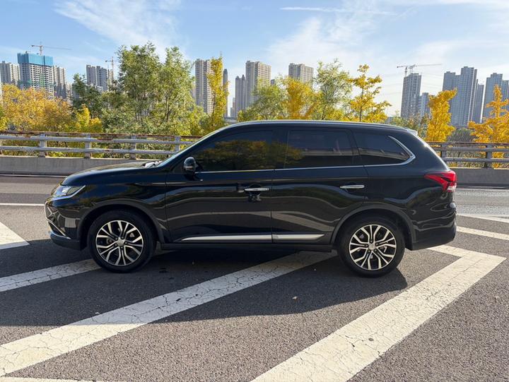 Outlander 2016 2.4L AWD Elite 5-Seater photo 4