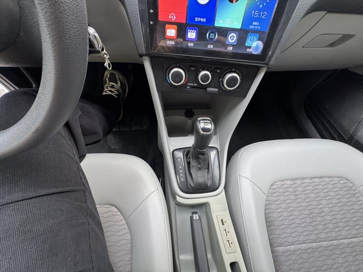 Rapid 2016 1.6L AT photo 5