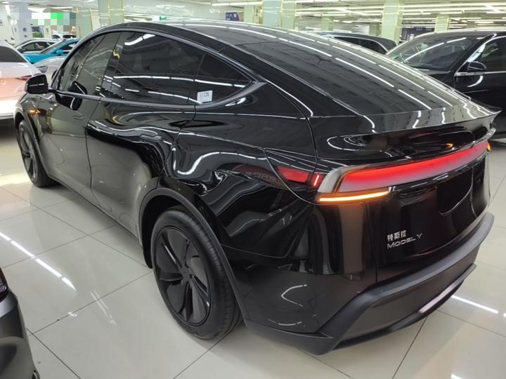 Model Y 2026 RWD photo 4