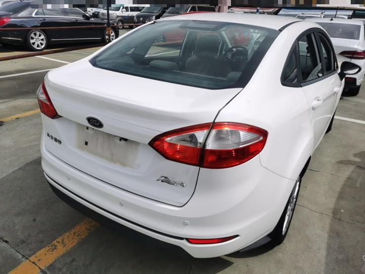 2013 Sedan 1.5L AT Fashion photo 4