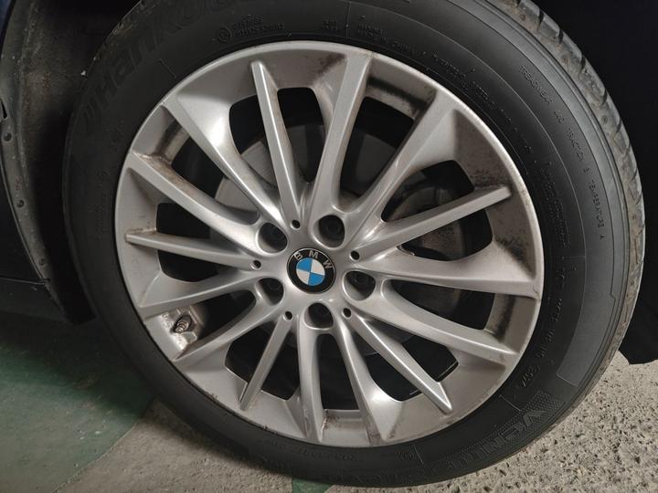 2 Series Wagon 2019 220i Leading photo 8