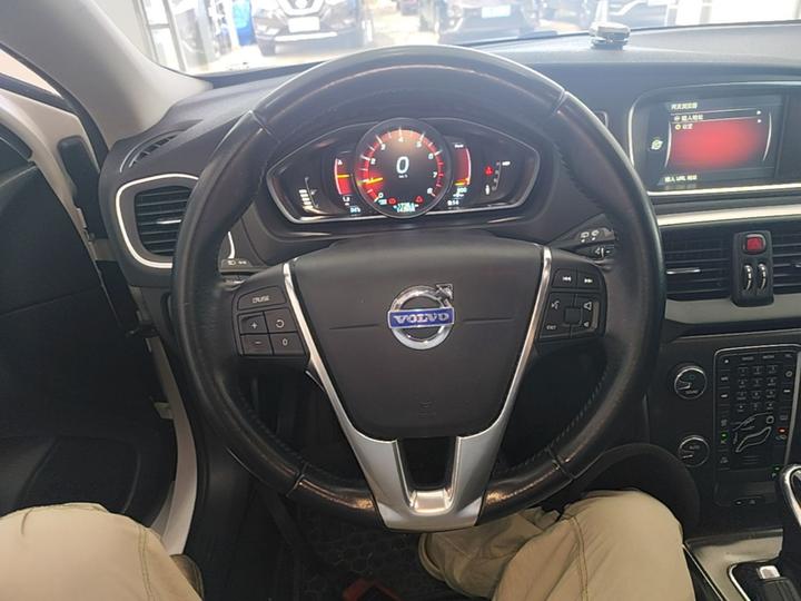 V40 2015 1.6T photo 5