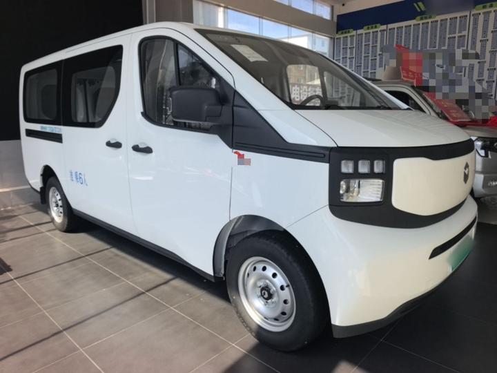 V919 2025 Honor 50kwh Short Wheelbase Elite 6-Seater photo 3