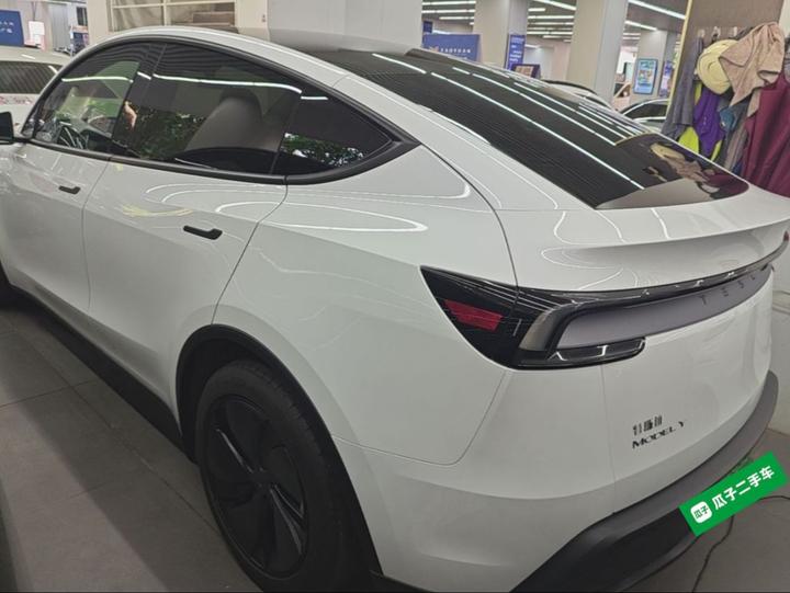 Model Y 2025 RWD photo 4