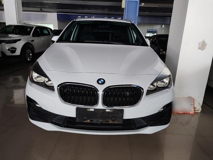 2 Series Wagon 2019 220i Leading photo 2