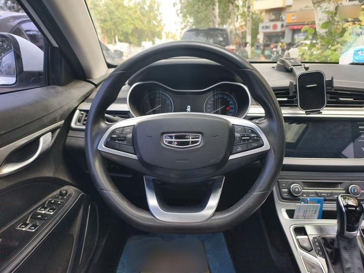 Emgrand 2020 1.5L CVT Luxury photo 3