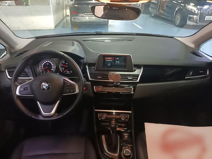 2 Series Wagon 2019 218i Leading photo 5
